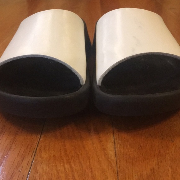 LIKE NEW BIRKENSTOCK TATAMI SANDALS - Picture 4 of 6